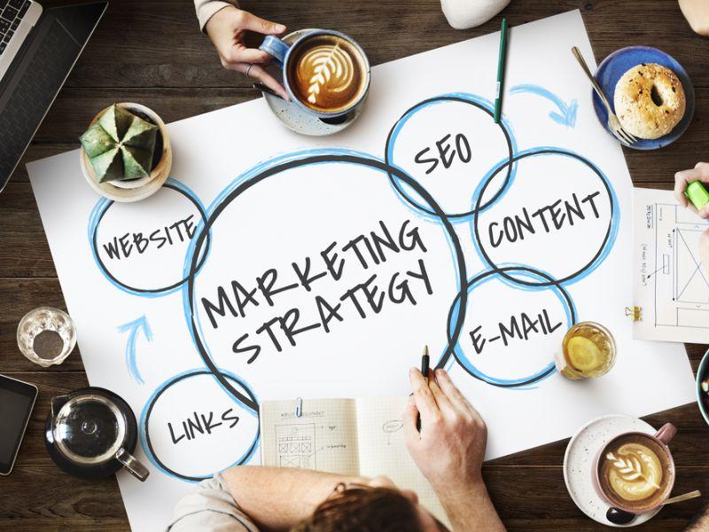 Xây dựng chiến lược marketing bao gồm việc phân chia các kế hoạch này thành các nhiệm vụ nhỏ hơn để thực hiện một cách hiệu quả.